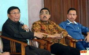 Wakil Ketua DPD RI Farouk Muhammad, aggota Komisi III DPR yang juga Sekretaris Fraksi PKB Jazilul Fawaid dan Direktur Eksekutif IPW Neta S. Pane dalam diskusi Forum Legeslasi dengan tema “RUU Terorisme” di Gedung DPR, Selasa (16/2). foto darddul.