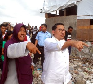 Wakil Ketua DPR Fadli Zon saat mengunjungi korban penggusuran di Akuarium Penjaringan, Jakarta, Utara, Jumat (23/9)
