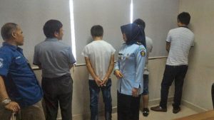 Empat warga negara asing (WNA) asal Tiongkok China dan satu orang warga Malaysia dideportasi oleh Imigrasi Kelas l Padang, Sumatera Barat, Rabu (5/10). Kepala Imigrasi Kelas l Padang, Esty Winahyu sedang memeriksa mereka yang diderportasi tersebut. foto haluan