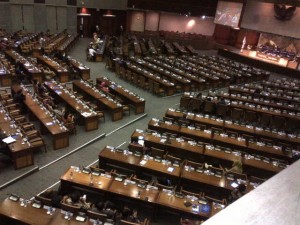 Daftar Hadir Ramai, Ruang Sidang Melompong
