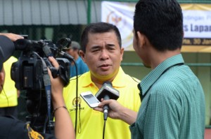 Akom Buka Pertandingan Tenis Club DPR
