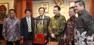 Irman Gusman Terima Mahkota Emas dari Korea