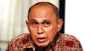 Pakai Kaos Palu Arit, Kivlan-Luhut Beda Pendapat
