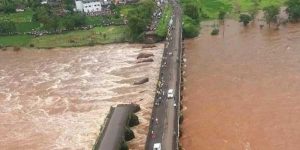Jembatan Ambruk,  Dua Bus Kecebur
