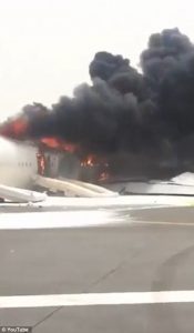 Maskapai Emirates Terbakar di Bandara Dubai, 300 Penumpang Dievakuasi