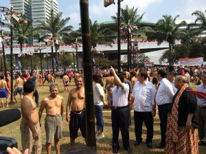 DPR Gelar Lomba Panjat Bambu