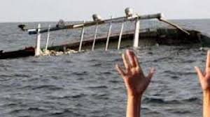 Dihantam Ombak, Wisatawan Kecebur ke Laut