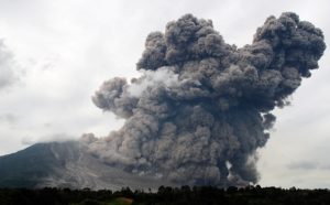 Gunung Sinabung Menggeliat, Sepanjang Rabu 19 Kali Sumburan Awan Abu