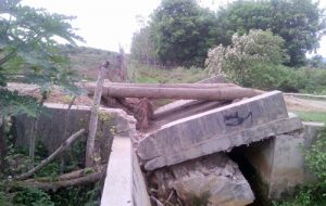 Jembatan Penghubung Kampung Ambruk di Pesel