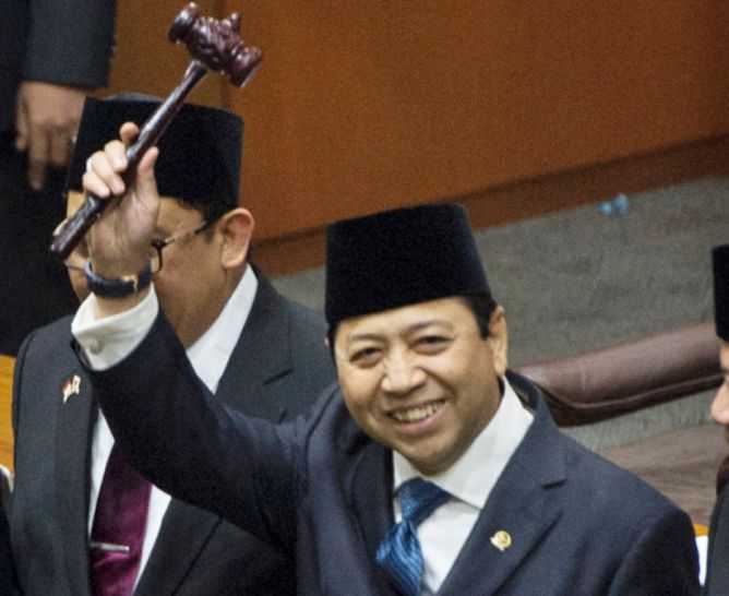 Setya Novanto “Rebut” Kembali Kursi Ketua DPR Dari Tangan Ade Komarudin