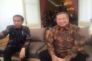 Jokowi-SBY Diskusi Soal Politik di Beranda Istana Merdeka