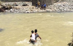 Jembatan Putus, Warga Gendong Anak Seberangi Sungai