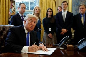 Trump Tandatangani Larangan Warga 6 Negara Muslim ke AS