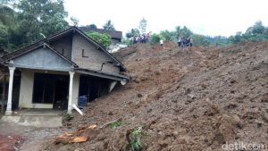 DPR Tinjau Langsung Penanganan Lonsor Ponorogo