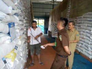 Ditemukan 200 Ton Rastra Tak Layak Konsumsi di Gudang  Bulog Sago Pesisir Selatan