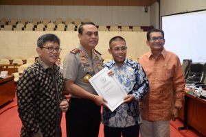 Pansus Angket KPK Serahkan Hasil Audit KPK ke Polisi