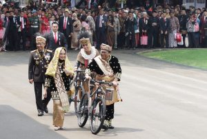 Gunakan Busana Adat Minang, Oesman Sapta Dapat Sepeda dari Jokowi