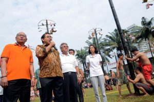 Lomba Panjat Betung di DPR
