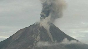 Penerbangan Awas, Abu Vulkaning Gunung Agung Membubung ke Udara
