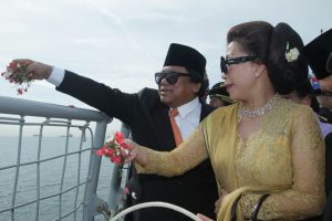 Oesman Sapta Pimpin Upacara Tabur Bunga di Laut Jakarta