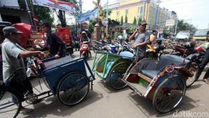 Satpol PP Halau Truk Bawa Becak Masuk Jakarta
