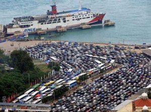 Kekurangan Dermaga, Pengusaha dan Penyeberang Merak Bakauheni Dirugikan