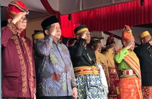 Parade Busana Berbagai Etnis Meriahkan Perayaan HUT Sumbawa