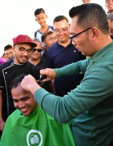 Dekati Pemilih, Ridwan Kamil Gelar Cukur Gratis di Bekasi