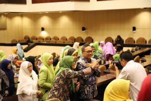 Zulhas Dengarkan Curhat Ibu-ibu Aktivis Islam Soal Sembako