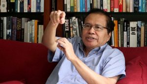 Pimpinan Umum RMOL Serahkan Tropi Manusia Bintang Kepada Rizal Ramli