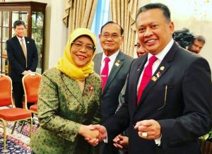 Bertemu Presiden Singapura, Ketua DPR Ajak Negara Asean Ikut Selesaikan Krisis Kemanusiaan di Myamar