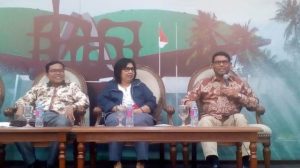 Pangi Syarwi Chaniago: Mengapa Gubernur Ramai-ramai Dukung Jokowi?