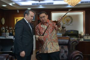 Fadli Zon Kasih Keris Kepada Dubes Uzbekistan