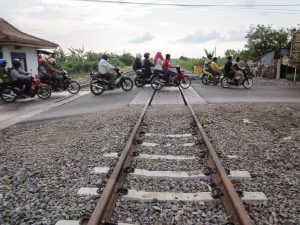 Sering Terjadi Kecelakaan, Komisi V DPR Minta PT KAI Tambah Palang Pintu Perlintasan
