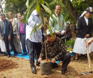 Kolaborasi Umat Berbagai Agama Untuk Perlindungan Hutan Tanam Pohon di  Komplek Parlemen