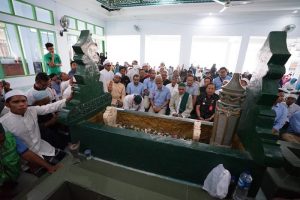 Sandiaga Uno Ziarah ke Makam Pendiri Ponpes Alkhairaat