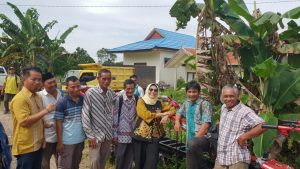 Hetifah Serahkan Traktor Tangan Untuk Kapoktan Penajam Paser Utara