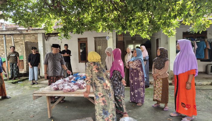 Senator Ahmad Nawardi Bagikan 2.500 Paket Daging Kurban