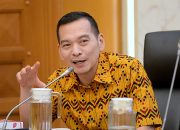 Foto Bareng Pembalak Liar, Daniel Johan: Menhut Cederai Kepercayaan Publik