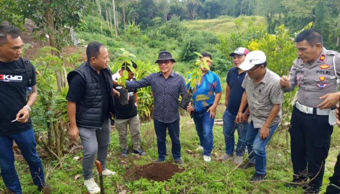 Senator Stefanus Liow Bersama Insan Pers dan Polres Tomohon Tanam Pohon