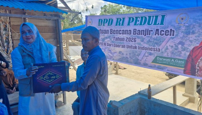 Senator Aceh Darwati A. Gani Kunjungi dan Serahkan Bantuan kepada Korban Banjir dan Longsor di Aceh Tamiang